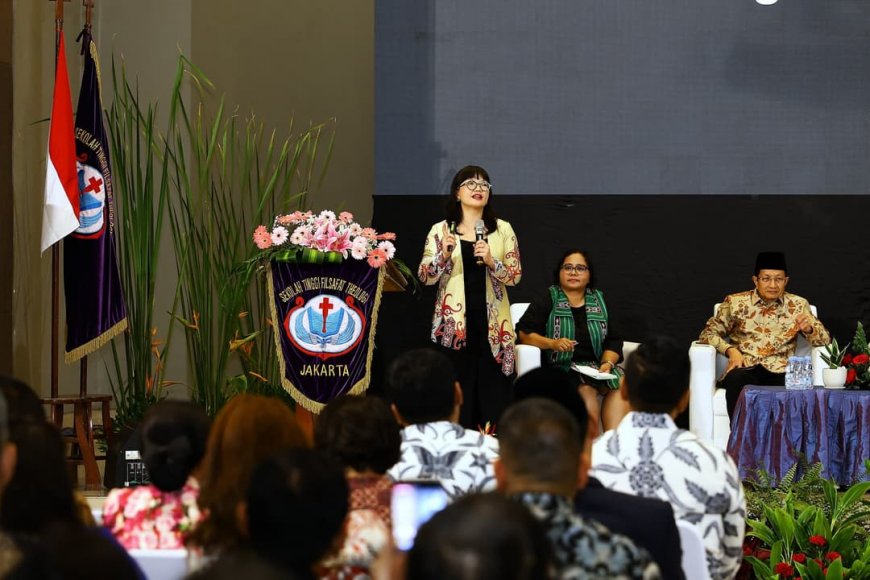 Wamen Stella Ingatkan Bahaya Gawai di Meja Makan, Interaksi Keluarga Kunci Kecerdasan Anak