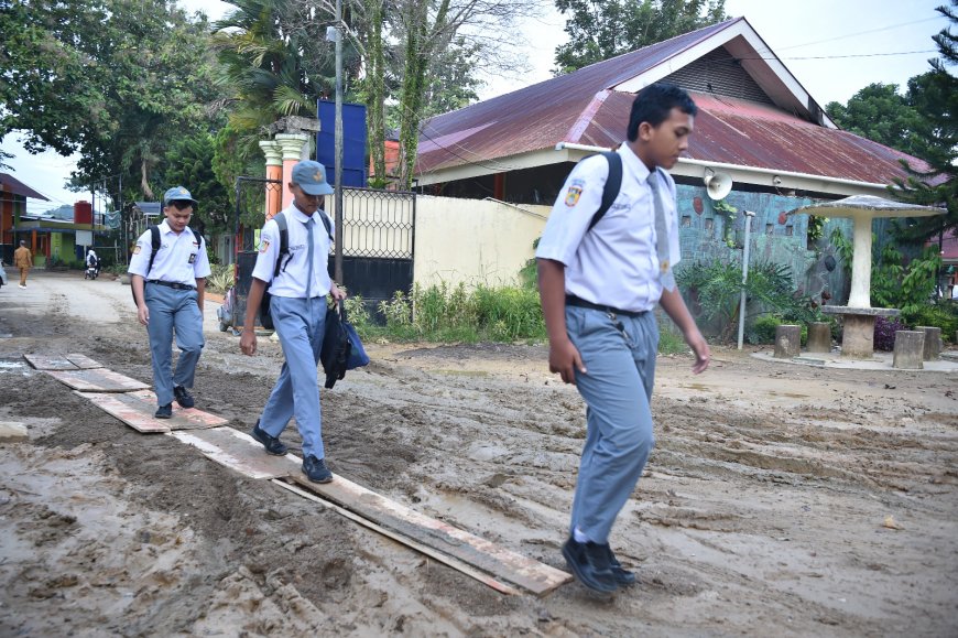 Wamendikdasmen Atip Tegaskan Sekolah Terdampak Banjir Harus Tetap Bangkit dan Belajar