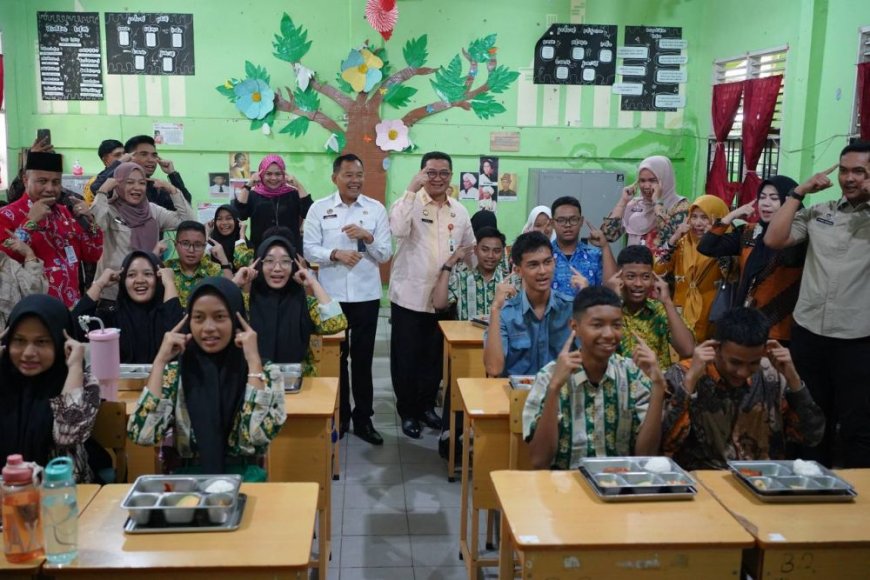 Tinjau Program Makan Bergizi Gratis di Pekanbaru, Sekdaprov Riau: MBG Dorong Semangat dan Fokus Belajar Siswa