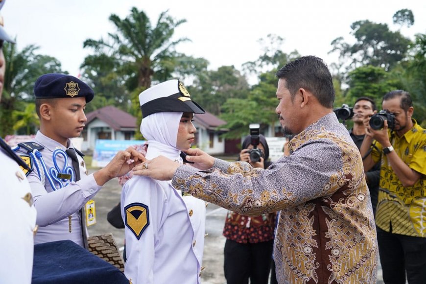 Bupati Bengkalis yang diwakili Kepala Dinas Perikanan Kabupaten Bengkalis, Mohammad Azmir saat melantik calon taruna dan taruni Polbeng. 