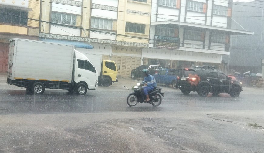 BMKG Ingatkan Warga Riau Waspada Hujan dan Petir, Udara Kabur Masih Dominan Hari Ini