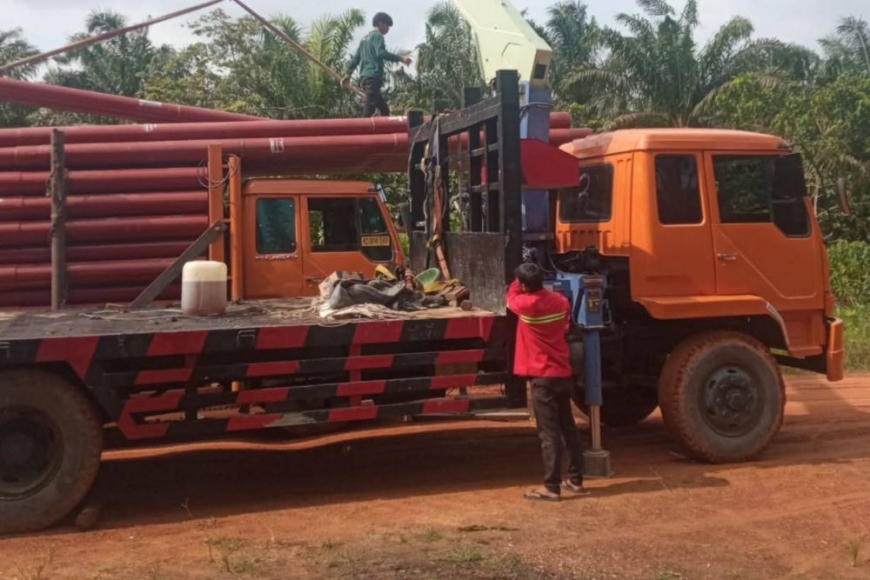 Akhir Penantian Puluhan Tahun, Tiang Listrik PLN Mulai Masuk ke Dusun Terpencil di Siak