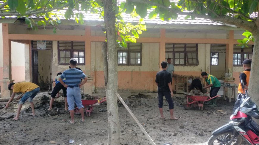 Sekolah Pascabanjir di Bireuen Bertahan dengan Kelas Darurat, Siswa SMAN 1 Peusangan Belajar Duduk di Lantai