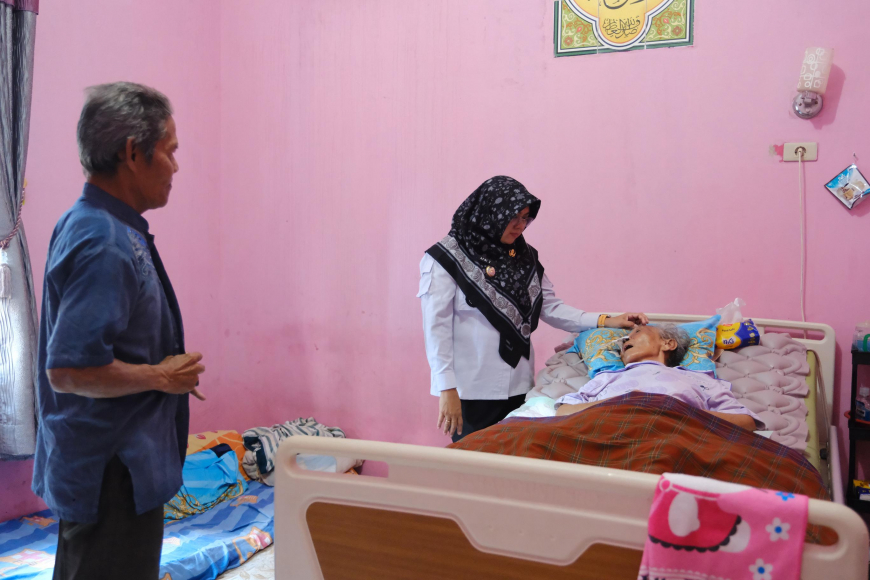 Bupati Siak Jenguk Guru SD yang Lumpuh karena Stroke, Momen Haru Murid Balas Jasa Pengajar