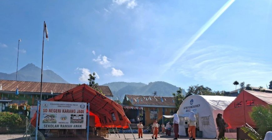 Sekolah Bangkit di Tengah Bencana: Dari Tenda Darurat hingga Pemulihan Trauma Anak