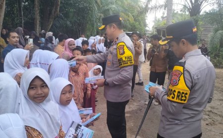 Wakapolda Riau Tinjau Renovasi Jembatan Gantung Rohul, Pelajar Terima Buku Pendidikan