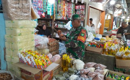 Babinsa Koramil 03/Bunut Pantau Harga Sembako Jelang Ramadhan di Pasar Desa Tambun