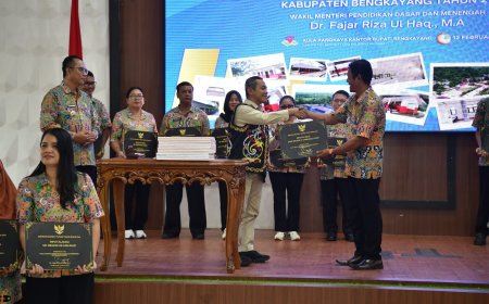 Wamendikdasmen Fajar Riza Ul Haq Resmikan Revitalisasi 38 Sekolah di Bengkayang, Fokus Wilayah 3T Perbatasan Malaysia