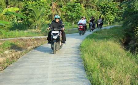 Naik Motor Masuk Dusun, Bupati Siak Antar Langsung Paket Ramadan ke Mustahik