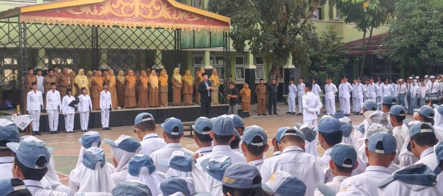 Rektor Unilak Ajak Siswa SMAN 2 Pekanbaru Berani Bermimpi dan Lanjut Kuliah