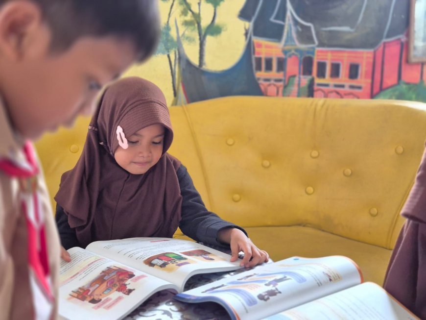 Ribuan Buku Disalurkan ke Sekolah Terdampak Banjir Solok