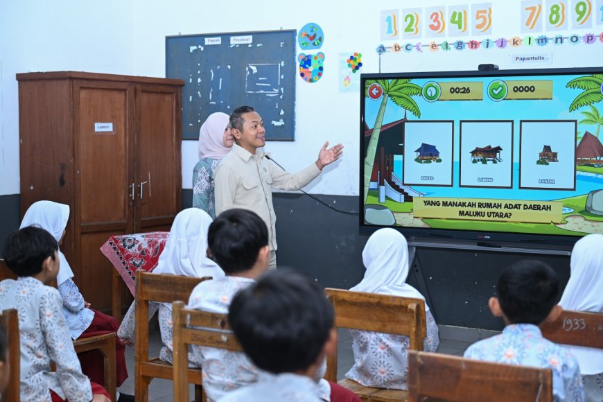 Revitalisasi Sekolah di Bandung, Wamendikdasmen Tinjau Kelas Digital SD Yayasan Amal Keluarga