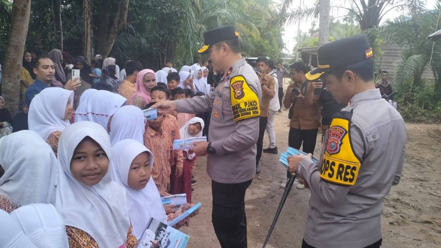 Wakapolda Riau Tinjau Renovasi Jembatan Gantung Rohul, Pelajar Terima Buku Pendidikan