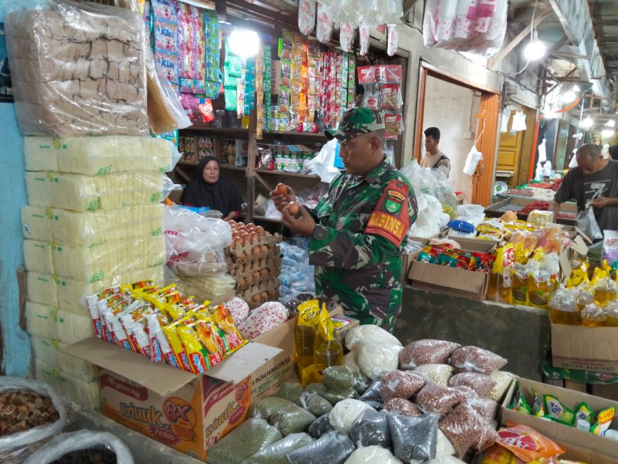 Babinsa Koramil 03/Bunut Pantau Harga Sembako Jelang Ramadhan di Pasar Desa Tambun