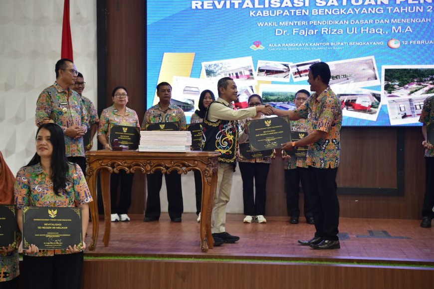 Wamendikdasmen Fajar Riza Ul Haq Resmikan Revitalisasi 38 Sekolah di Bengkayang, Fokus Wilayah 3T Perbatasan Malaysia