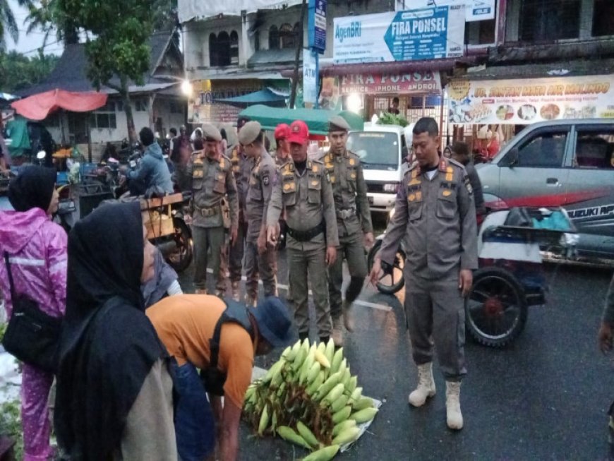 Satpol PP Kampar Tertibkan Pedagang di Badan Jalan Pasar Bangkinang, Peringatan Terakhir Diberikan
