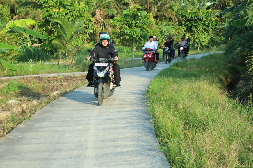 Naik Motor Masuk Dusun, Bupati Siak Antar Langsung Paket Ramadan ke Mustahik