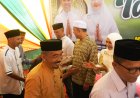 Silaturahmi Lebaran Bupati Inhil digelar tanpa seremonial sesuai edaran Mendagri Warga tetap antusias datang ke rumah dinas untuk bermaaf-maafan Momentum Idul Fitri dimanfaatkan mempererat hubungan pemerintah dan masyarakat