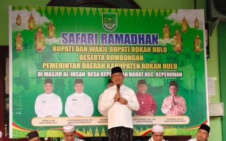 Safari Ramadan di Kampung Halaman, Wabup Rohul Syafaruddin Poti Salurkan Bantuan untuk Masyarakat Kepenuhan