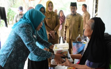 TP PKK Kampar Bagikan Sembako untuk Duafa dan Janda di Kuok dan Salo