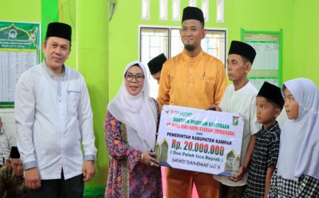 Safari Ramadhan di Kuok, Wabup Kampar Misharti Serahkan Bantuan Rp20 Juta untuk Masjid Nurul Iman