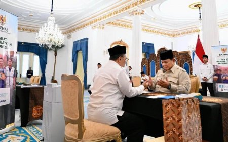 Prabowo Subianto Serahkan Zakat ke Badan Amil Zakat Nasional di Istana Negara
