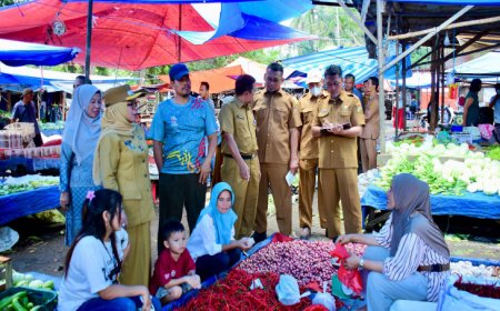 Wabup Kampar Sidak Pasar Bangkinang, Pastikan Harga Sembako Stabil Jelang Idulfitri 1447 H
