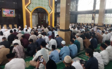 Hujan Guyur Pekanbaru, Ribuan Jemaah Tetap Padati Salat Idulfitri di Kampus Umri