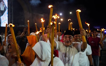 Pawai Obor dan Mobil Hias Meriahkan Takbiran Pekanbaru, Ribuan Warga Padati Jalan Sultan Syarif Kasim