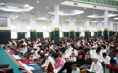 Ribuan Jemaah Padati Masjid Raya An-Nur Riau, Salat Idulfitri Tetap Khidmat Meski Diguyur Hujan