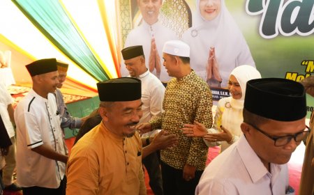 Silaturahmi Lebaran Bupati Inhil digelar tanpa seremonial sesuai edaran Mendagri Warga tetap antusias datang ke rumah dinas untuk bermaaf-maafan Momentum Idul Fitri dimanfaatkan mempererat hubungan pemerintah dan masyarakat
