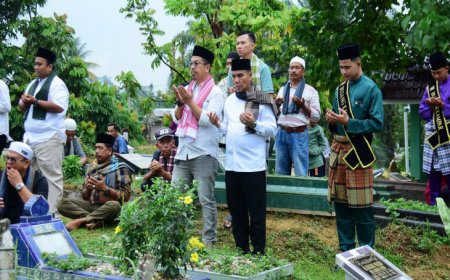 Kadiskominfosan Kampar Dampingi Bupati Ziarah Ayi Ayo Onam