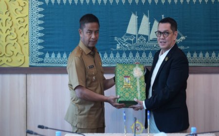 Tegaskan Transparansi, Bupati Kampar Serahkan LKPD