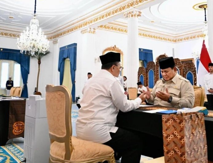 Prabowo Subianto Serahkan Zakat ke Badan Amil Zakat Nasional di Istana Negara