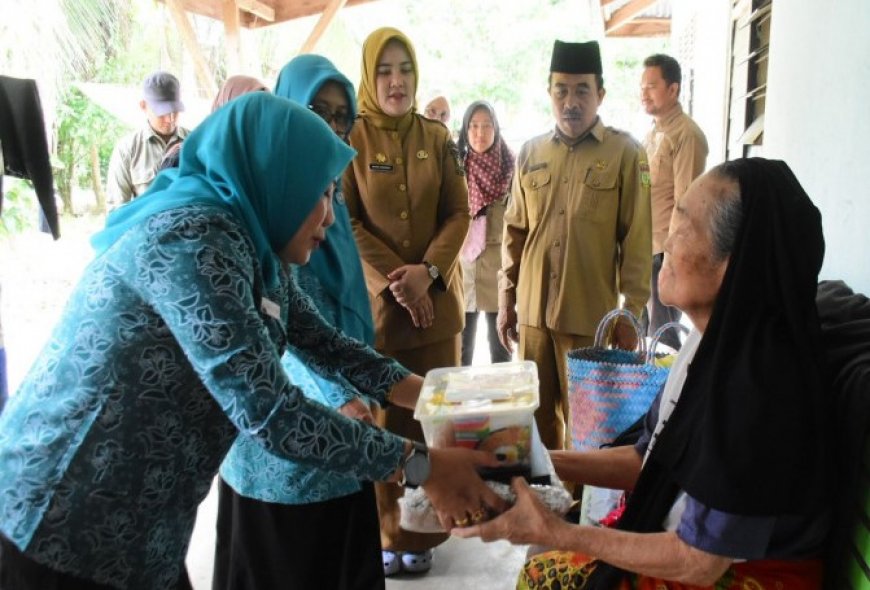 TP PKK Kampar Bagikan Sembako untuk Duafa dan Janda di Kuok dan Salo