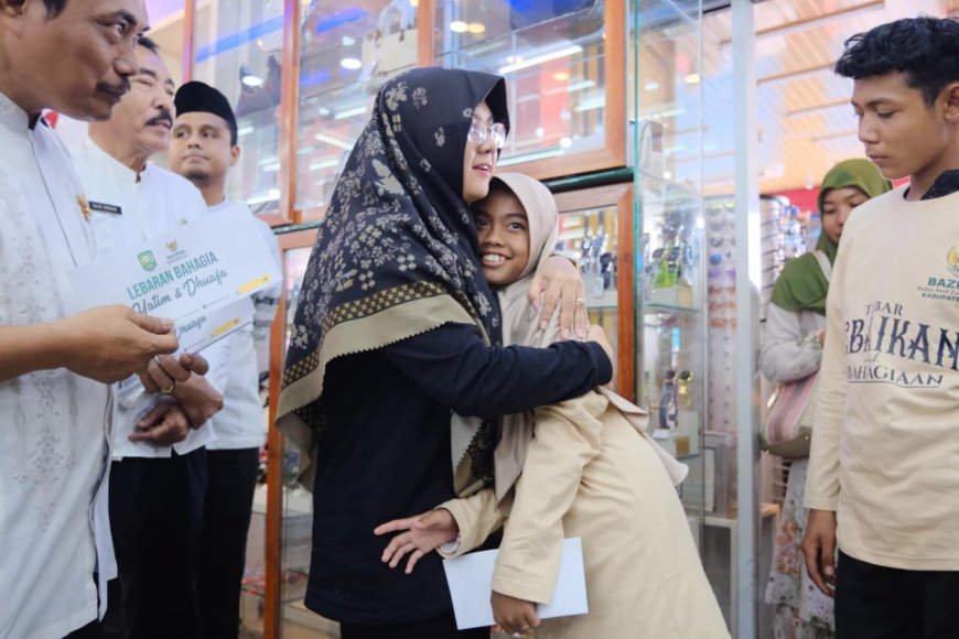 Bupati Siak Temani Anak Yatim Belanja Kebutuhan Lebaran Lewat Program Baznas