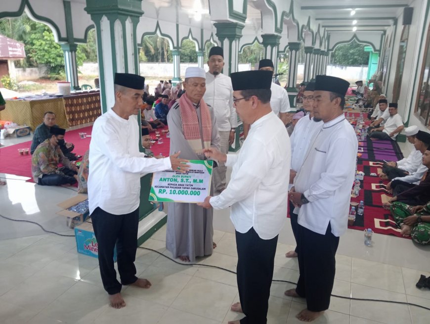 Pemerintah Kabupaten Rokan Hulu Salurkan Bantuan Saat Safari Ramadan di Desa Kembang Damai
