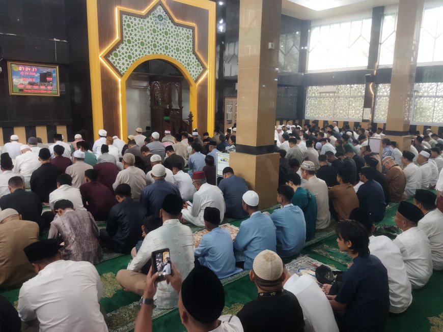 Hujan Guyur Pekanbaru, Ribuan Jemaah Tetap Padati Salat Idulfitri di Kampus Umri