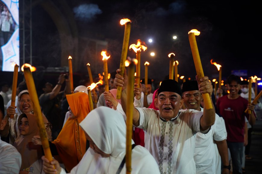 Pawai Obor dan Mobil Hias Meriahkan Takbiran Pekanbaru, Ribuan Warga Padati Jalan Sultan Syarif Kasim
