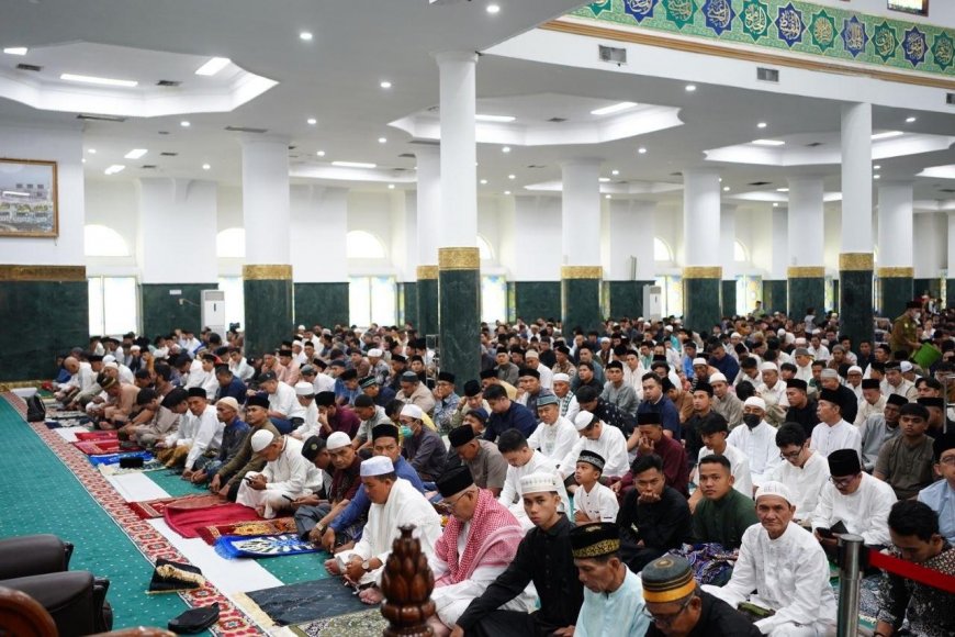 Ribuan Jemaah Padati Masjid Raya An-Nur Riau, Salat Idulfitri Tetap Khidmat Meski Diguyur Hujan