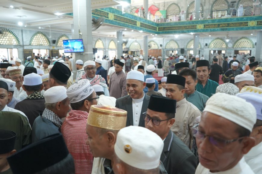Salat Id di Masjid Al-Huda Tembilahan, Bupati Inhil Tekankan Makna Kemenangan dan Ajak Jaga Lingkungan