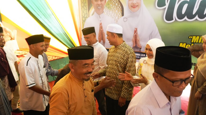 Silaturahmi Lebaran Bupati Inhil digelar tanpa seremonial sesuai edaran Mendagri Warga tetap antusias datang ke rumah dinas untuk bermaaf-maafan Momentum Idul Fitri dimanfaatkan mempererat hubungan pemerintah dan masyarakat