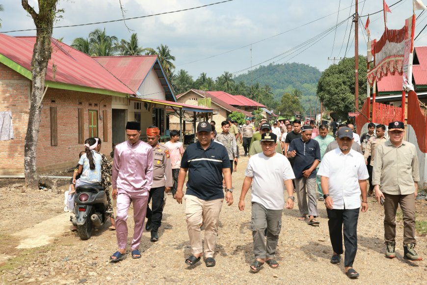 Banjir Rohul Putus Jembatan, Bupati Anton Langsung Turun ke Lapangan