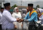 Bupati Rohul Lepas Jemaah Calon Haji dari Bandara Tuanku Tambusai