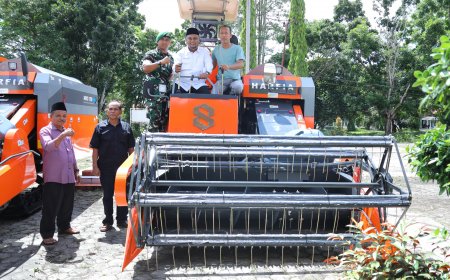 Siak Percepat Modernisasi Pertanian, Dua Combine Harvester Disalurkan untuk Dongkrak Produksi Padi