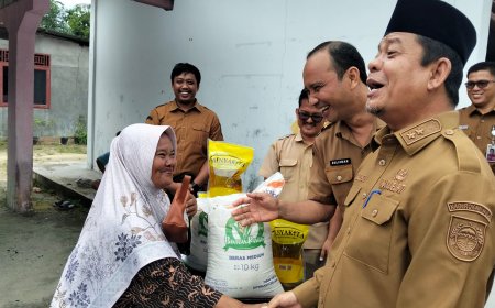 Salurkan Sembako di Mahato, Wabup Rohul Minta Warga Mampu Mundur dari Bansos