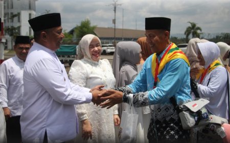 Bupati Rohul Lepas Jemaah Calon Haji dari Bandara Tuanku Tambusai