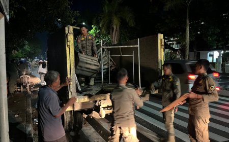 Satpol PP Pekanbaru Tertibkan PKL Membandel di Trotoar Kampus Unri Gobah