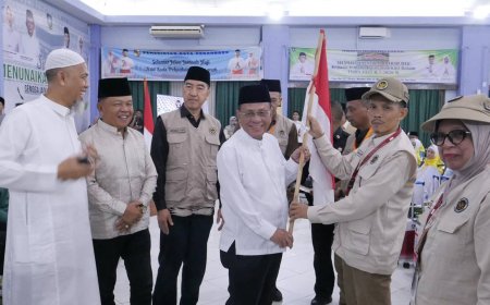 Bupati Rohil Antar Langsung Calon Jemaah Haji di Batam, Titip Pesan Jaga Kesehatan