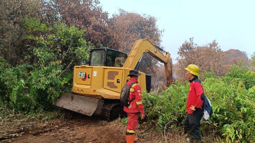 Karhutla Bengkalis Belum Padam, Alat Berat Dikerahkan untuk Sekat Api di Desa Sekodi